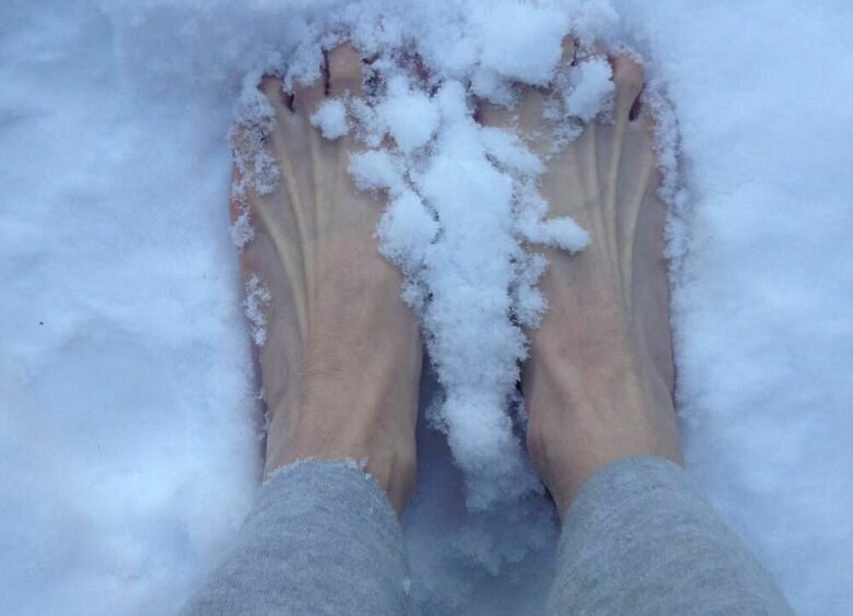 Живот в голоде ноги в холоде. Ножки зимой. Ноги в снегу.