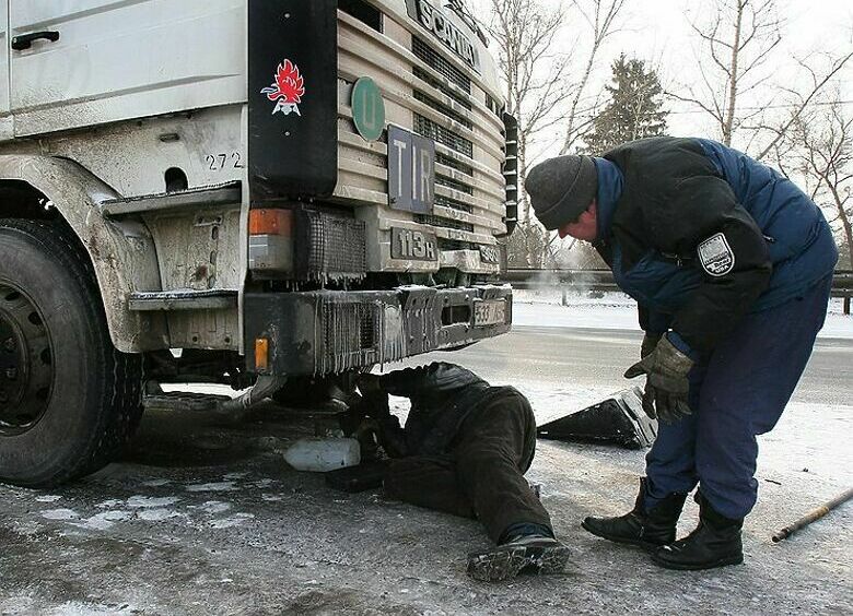 Изображение Зачем по зиме дальнобойщики обязательно кладут в кабину кирпич