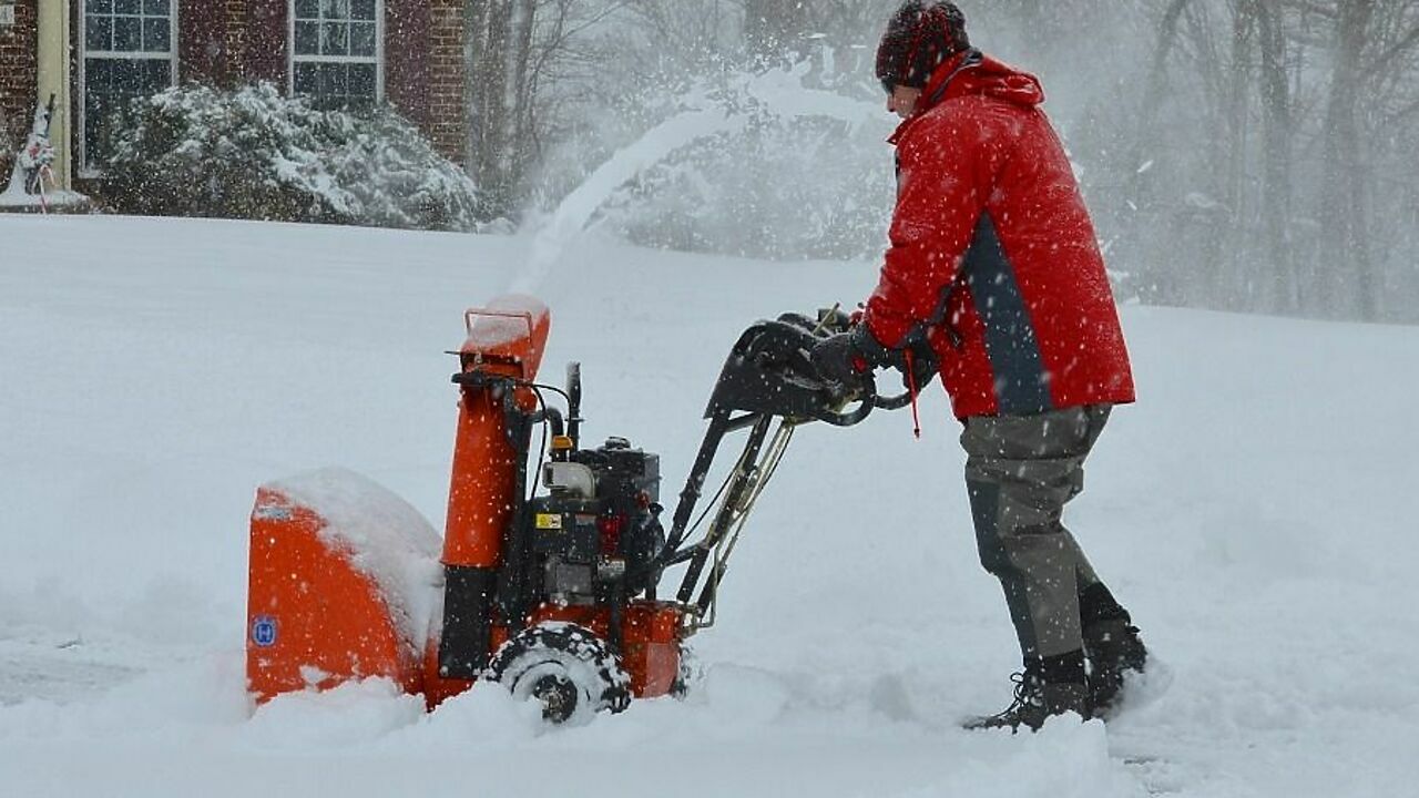 почему снегоуборщик. почему снегоуборщик. снегоуборочная машина husqvarna. снегоуборщик snow thrower zs168fa. снегоуборщик бензиновый хускварна 224.