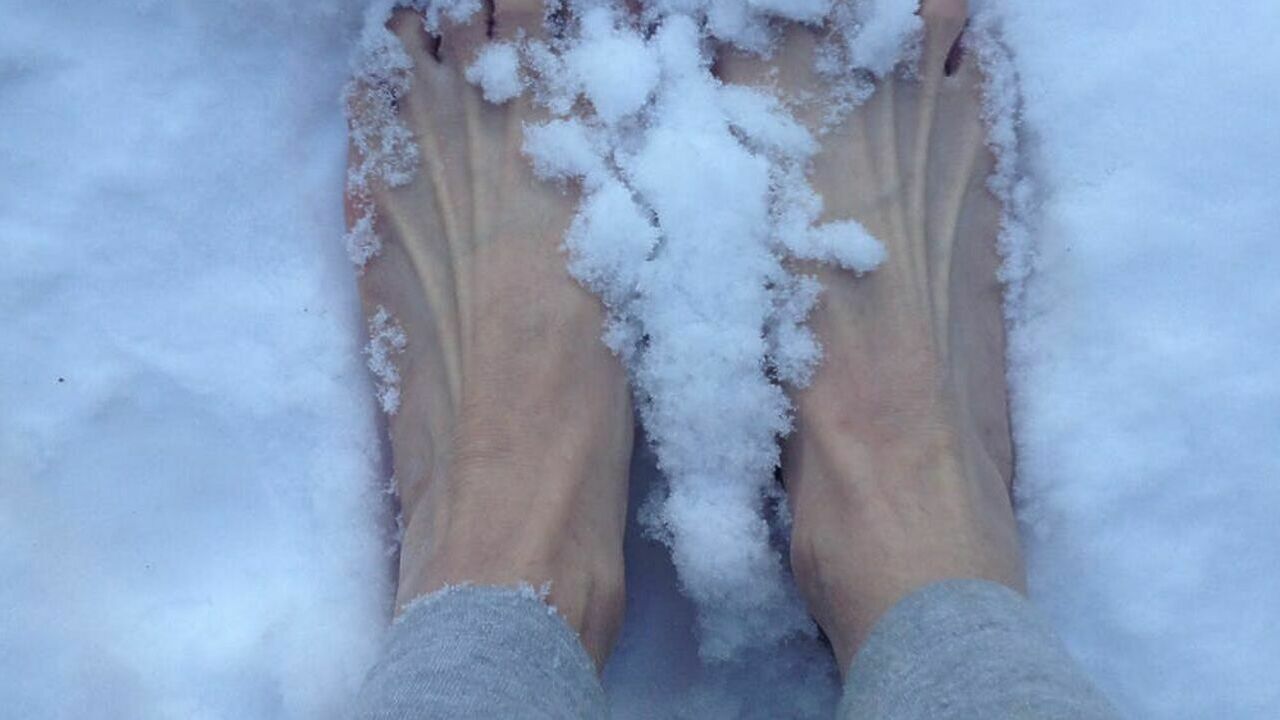 Живот в голоде ноги в холоде. Покажи ноги холодные. Белый налет на ногах от холода.