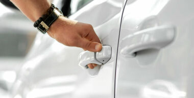 Для чего нужны мелкие пластины на передних боковых стеклах автомобиля