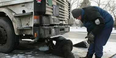 Зачем по зиме дальнобойщики обязательно кладут в кабину кирпич