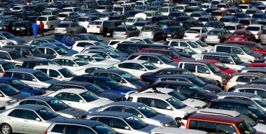 Почему россияне активно бросились подбирать подержанные авто через интернет