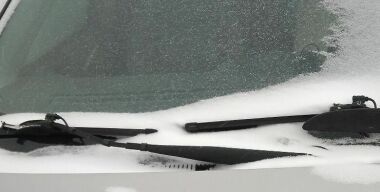 Чего не стоит делать с дворниками, примерзшими к стеклу машины