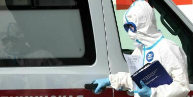 Российских врачей будут возить на такси бесплатно