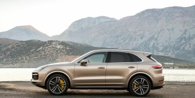 Юридические лица в России выбирают «уазики» и Porsche