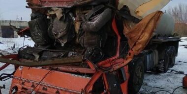 Мастера полностью уничтожили КамАЗ, пытаясь выправить вмятину