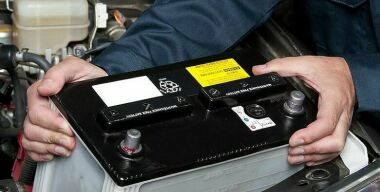 Зачем на самом деле нужен резиновый коврик под аккумулятором