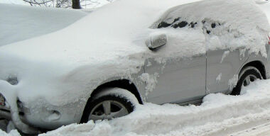 Почему опасно слишком часто чистить от снега машину щеткой