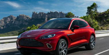 «Живые» кроссоверы Aston Martin DBX приехали в Россию