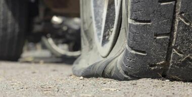 Если самому не хочется: как совершенно бесплатно заменить поврежденное колесо