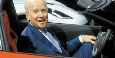 Американский президент Джозеф Байден заменит весь правительственный автопарк электромобилями