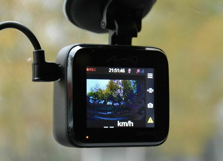 Изображение Почему видеорегистратор с GPS-информером эффективнее обычного комбо-устройства