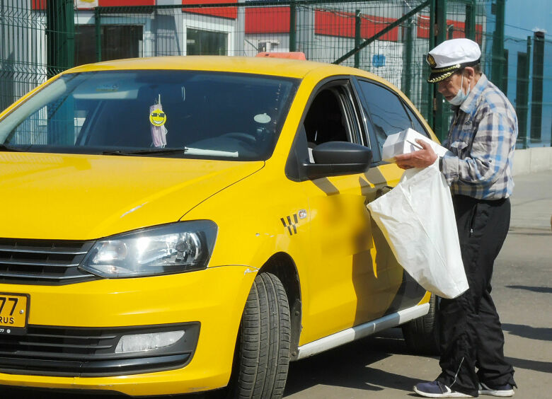Изображение Таксисты начали торговать защитными масками, отдавая выручку на благотворительность