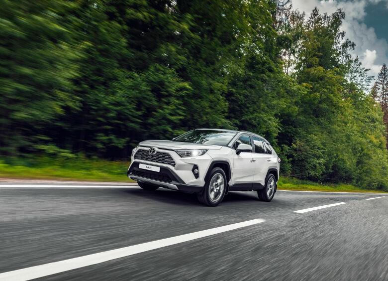 Изображение Октябрьские продажи Toyota RAV4 «порвали» российский рынок кроссоверов