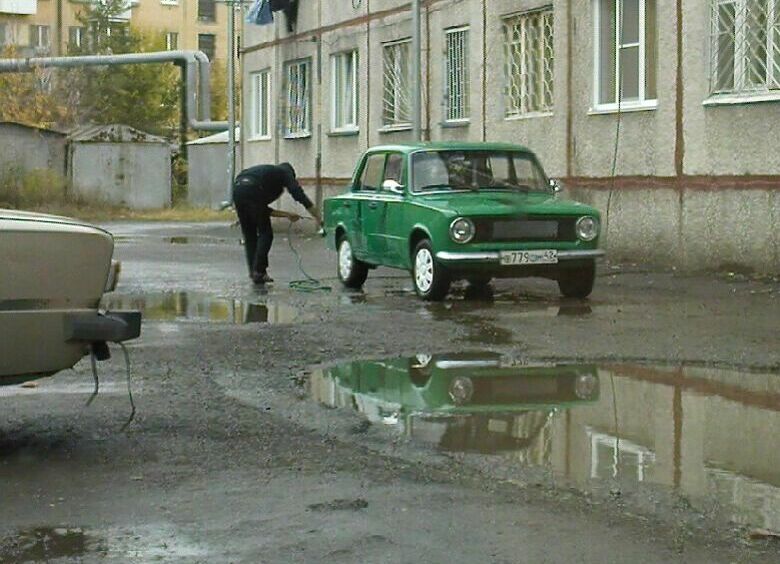 Мытье машины во дворе. Мойка во дворе. Моет машину во дворе. Штраф за мытье машины во дворе.