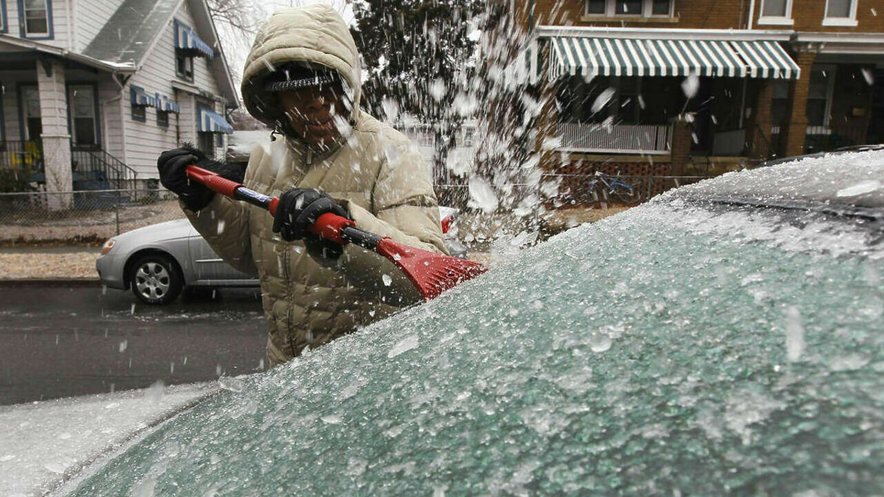 Борьба с осадками деда мороза. Наледь на стекле автомобиля. Ледяной дождь. Ледяной дождь автомобиль. Обледеневшая машина.