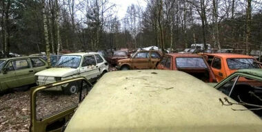 Под Варшавой нашли кучу брошенных «Москвичей» и «Запорожцев»