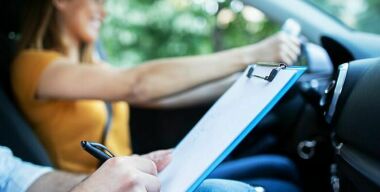 Экзамены на права будут принимать только на автомобилях ГИБДД