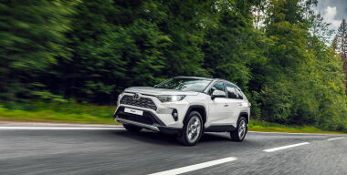 Октябрьские продажи Toyota RAV4 «порвали» российский рынок кроссоверов