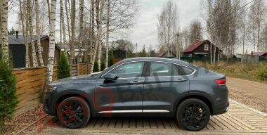 Новые кроссоверы Geely Tugella «попались» в Подмосковье до начала продаж