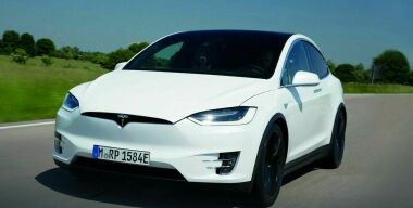 Tesla отзывает более 9500 электромобилей из-за отрывающейся крыши