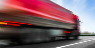 На трассе М−7 грузовик «растерял» утюги и телевизоры