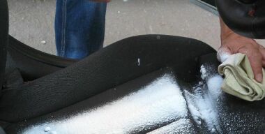 Какой очиститель наиболее оптимален для тканевой обивки кресел машины