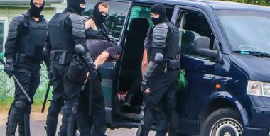 Мелкий воришка попытался обокрасть машину с омоновцами