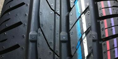 Зачем на автомобильные шины наносят цветные полоски и разноцветные точки