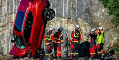 Для чего Volvo сбрасывает машины с 30-метровой высоты