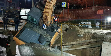 Прохожий уронил экскаватор в траншею, оставив без тепла 2000 человек