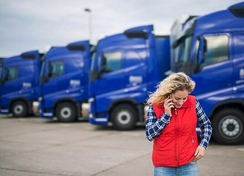 Изображение Почему водители грузовиков клеят женщин на кабины