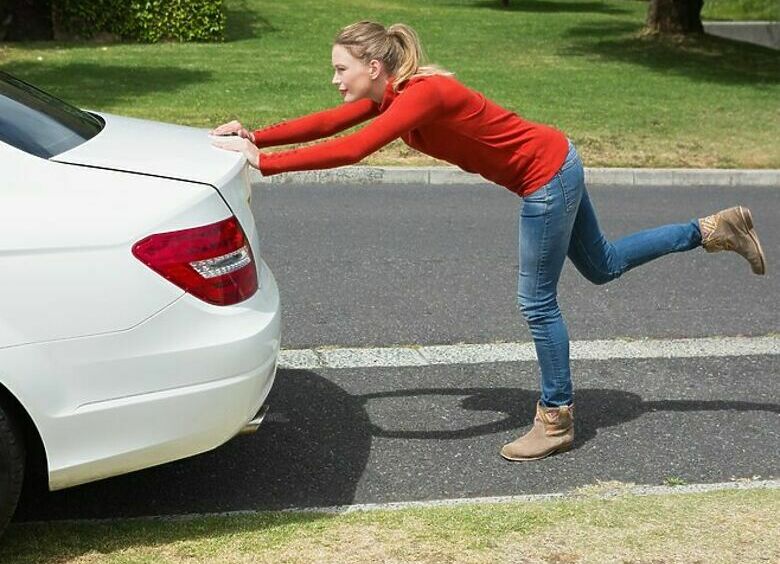 Изображение Лишат ли «прав» водителя, если он толкает свой автомобиль по «встречке»