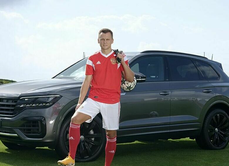 Изображение Volkswagen продолжает пересаживать российских футболистов на свои кроссоверы