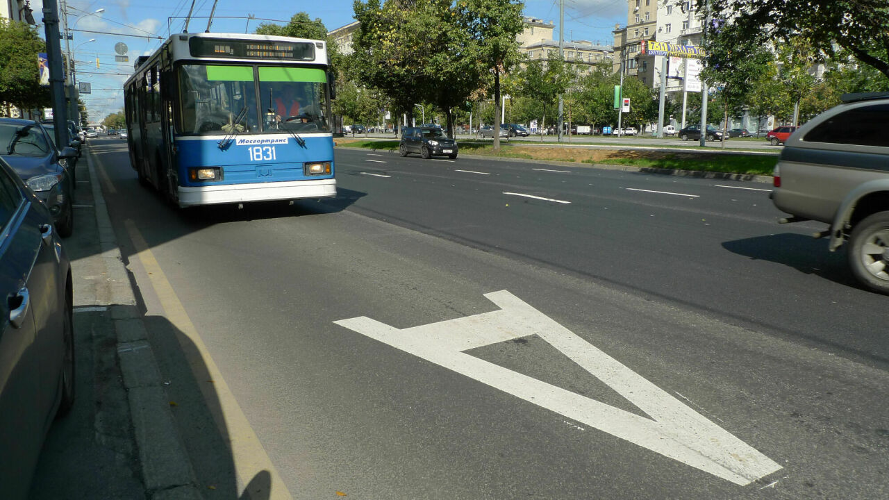 Автобусная полоса. Кирпич на автобусной полосе. Выделенка на МКАДЕ для автобусов. Каршеринг автобусная полоса.