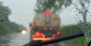 5 способов сделать так, чтобы во время дождя в машине не потели окна
