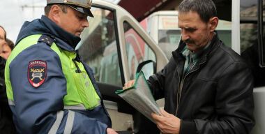 Ты мне не тычь: обязан ли водитель обращаться к гаишнику на вы?