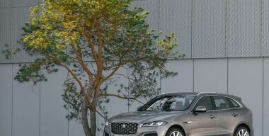 Названы комплектации обновленного кроссовера Jaguar F-Pace для России