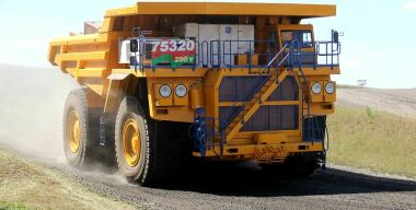 БелАЗ начал торговать ботинками по 7000 рублей за пару