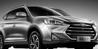 Объявлена дата начала продаж в России кроссовера JAC S7 и лифтбэка J7