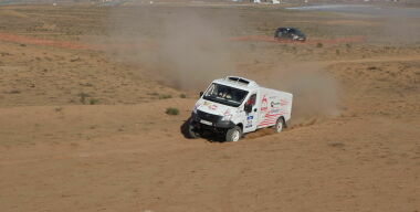 Старт с огоньком: чемпион ралли-рейда «Золото Кагана» погорел в Астраханских песках