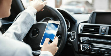 За работающими на «удаленке» хотят следить, используя их смартфоны и госномера личных машин