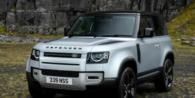 Land Rover упростил новый Defender специально для России