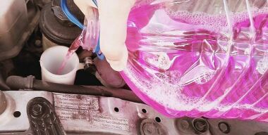 Какую «незамерзайку» предпочтительнее заливать в авто в межсезонье