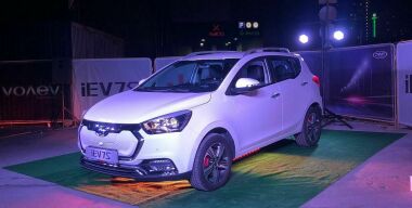В Россию приехал самый дешевый китайско-казахский электрокроссовер JAC iEV7S