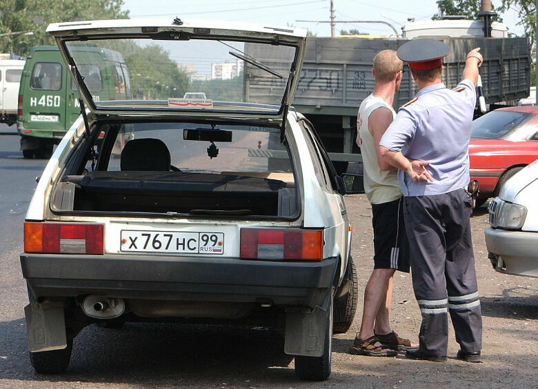 Изображение Кто и как должен вытаскивать вещи из багажника при досмотре авто гаишниками