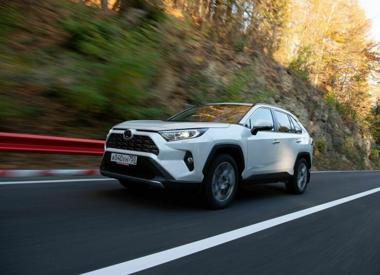 Изображение Кроссовер Toyota RAV4 получил две новые комплектации