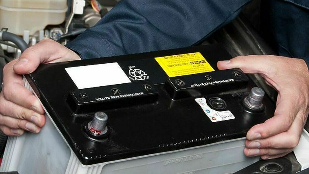 Аккумулятор автомобильный. Акб вышел из строя. Аккумуляторы для автомобиля. Можно ли снимать аккумулятор на зиму. Зимние аккумуляторы автомобильные.