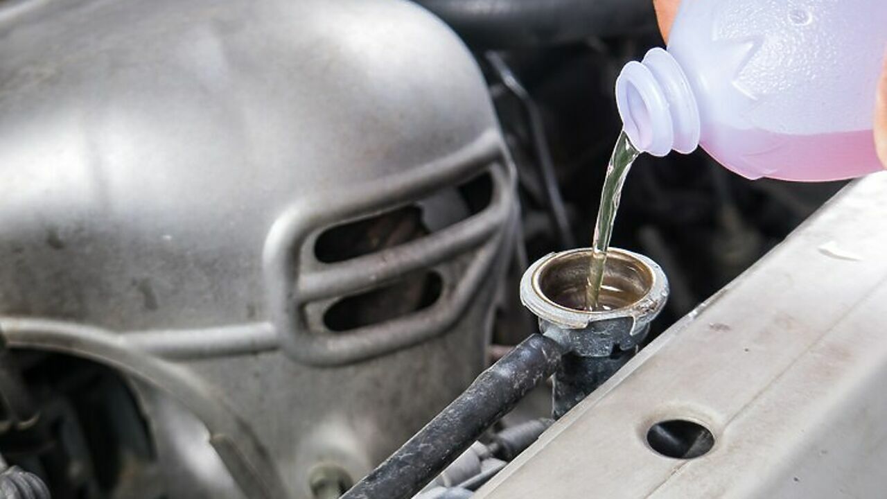 Можно ли доливать воду в радиаторе. Вода для заливки в радиаторы. Вода в акб. Можно ли доливать воду в радиаторе. Вода вместо антифриза.